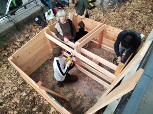 installation d'un lombricomposteur en bois dans un quartier